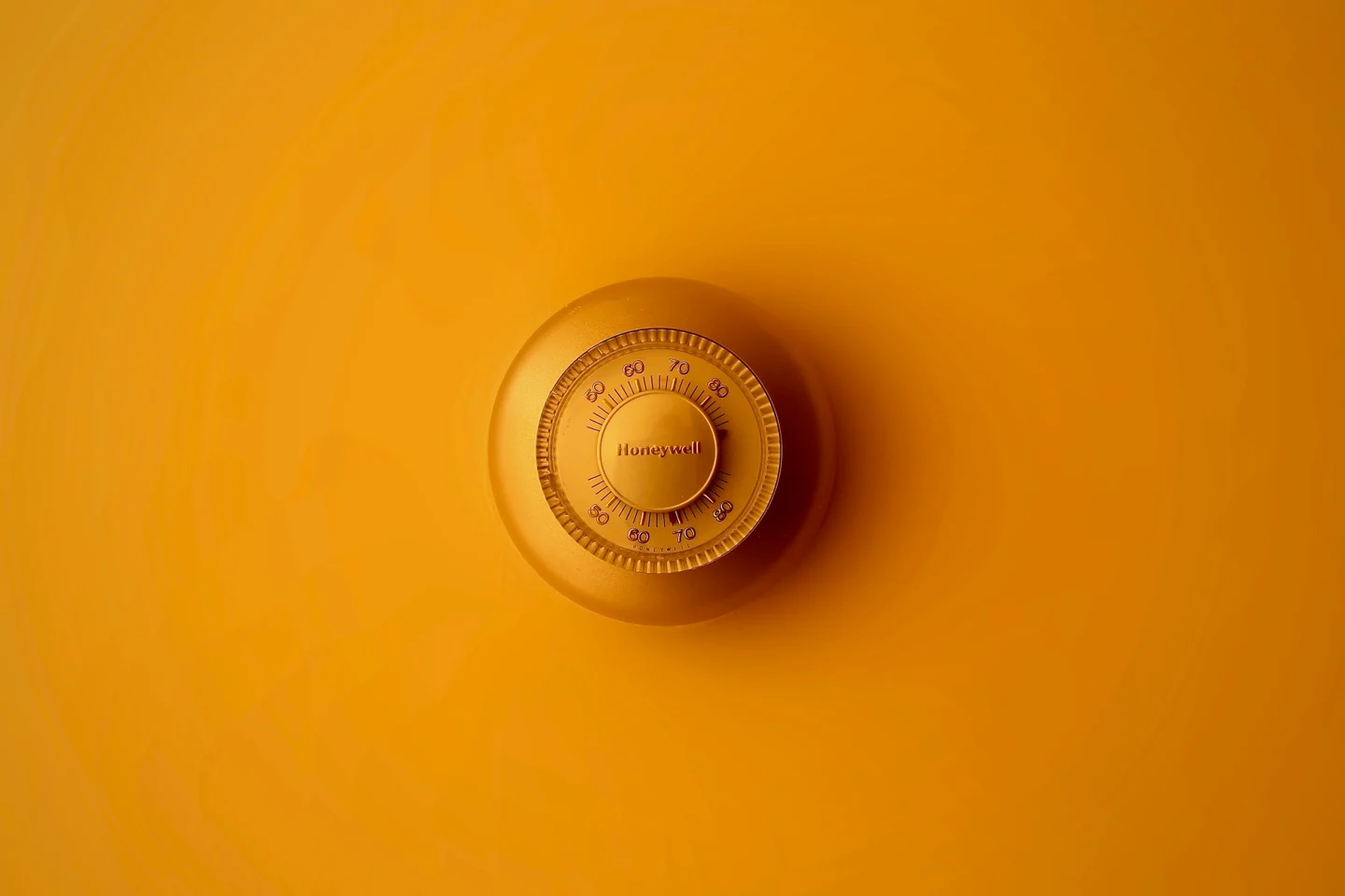 Wall-mounted thermostat: a useful detail to describe on the call